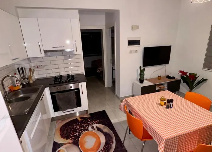 Orange Sunset Duplex Lapta 2 Bedrooms Close To Merit Casino شقة